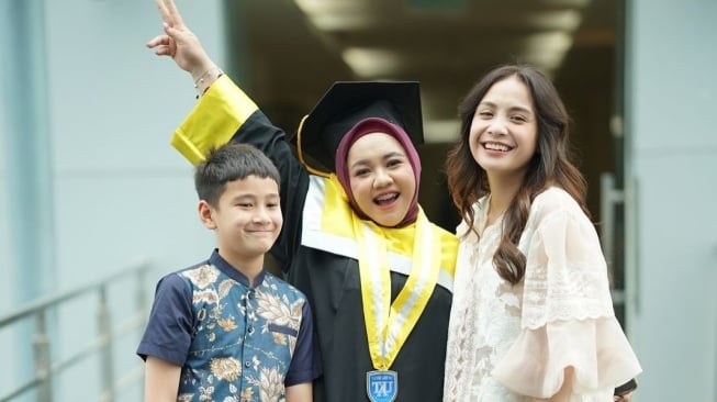 Momen wisuda Mbak Lala pengasuh anak Raffi Ahmad dan Nagita Slavina yang turut dihadiri oleh Rafathar. [Instagram/@shela_lala96]