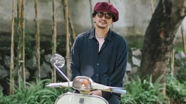 Vincent Rompies Terekam Salat di Masjid Usai Diajak Pindah Agama, Netizen: Kok Gerakannya Beda?