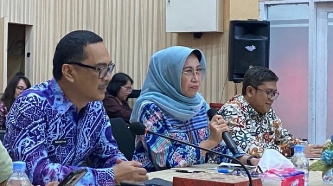 Kepala Bapenda Kaltim, Ismiati (tengah) saat konferensi pers di Diskominfo Kaltim pada Jumat, 20 Desember 2024. [kaltimtoday.co]