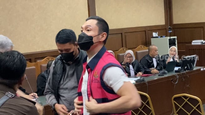 Suami Sandra Dewi, Harvey Moeis dalam sidang pembacaan putusan kasus korupsi PT Timah di Pengadilan Negeri Jakarta Pusat, Senin (23/12/2024) [Suara.com/Adiyoga Priyambodo].