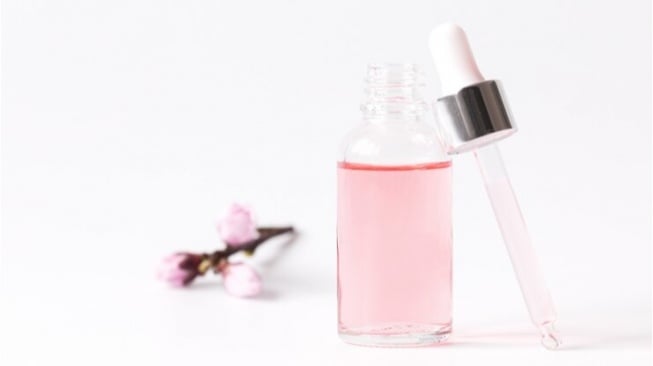 3 Serum Lokal Berwarna Pink Bikin Wajah Cerah dan Sehat, Tertarik Mencoba?