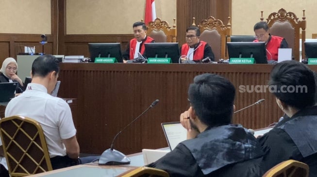 Suami Sandra Dewi, Harvey Moeis dalam sidang pembacaan putusan kasus korupsi PT Timah di Pengadilan Negeri Jakarta Pusat, Senin (23/12/2024) [Suara.com/Adiyoga Priyambodo].