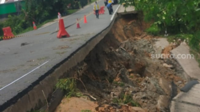 Jalan Poros Samboja-Semoi menuju IKN retak. [Ist]