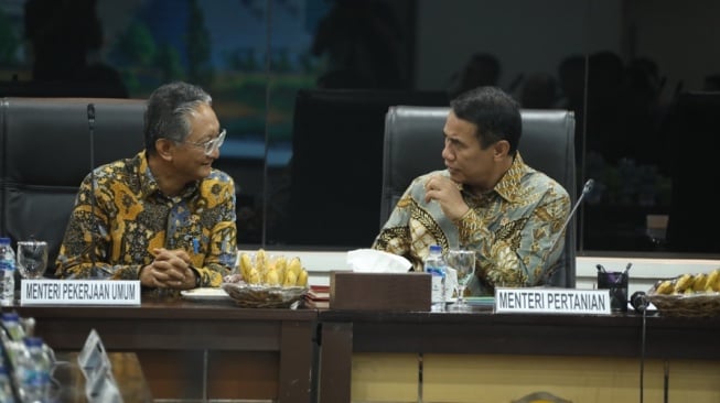 Mentan Amran Sulaiman dan Menteri PU Doddy Hanggodo Tandatangani Kesepakatan Krusial untuk Percepatan Swasembada Pangan (Dok. Kementan)