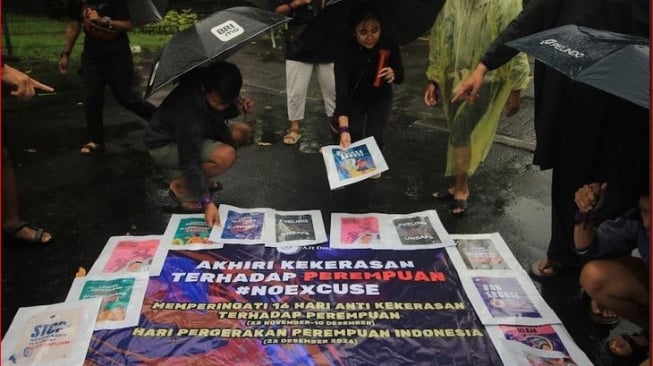 AJI Denpasar menggelar aksi Hari Gerakan Perempuan dan 16 Hari Anti Kekerasan Terhadap Perempuan (HAKTP)   25 November-10 Desember,  di Monumen Perjuangan Rakyat Bali Lapangan, Renon, Denpasar, Bali, Minggu (22/12/2024) [AJI Denpasar] 