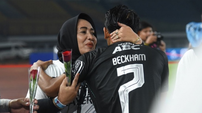 Momen Emosional Jelang Duel Persib vs Persita, Pemain Dilepas Ibu dan Istri Menuju Lapangan Hijau