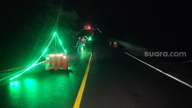 Pemasangan lampu di Jalan Poros Samboja-Semoi menuju IKN yang retak oleh pihak terkait pada Minggu (22/12/2024) malam. [Ist]