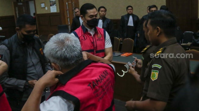 Terdakwa kasus dugaan korupsi tata niaga komoditas timah di wilayah izin usaha pertambangan (IUP) PT Timah tahun 2015-2022 Harvey Moeis saat menjalani sidang vonis di Pengadilan Tipikor, Jakarta, Senin (23/12/2024). [Suara.com/Alfian Winanto]