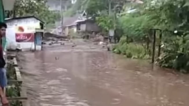 Banjir Bandang Terjang Wilayah Agam, Akses Jalan Lingkar Danau Maninjau Putus Total