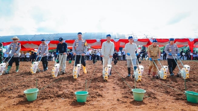 Mentan Bersama Kapolri dan Panglima TNI Launching Program Swasembada Pangan