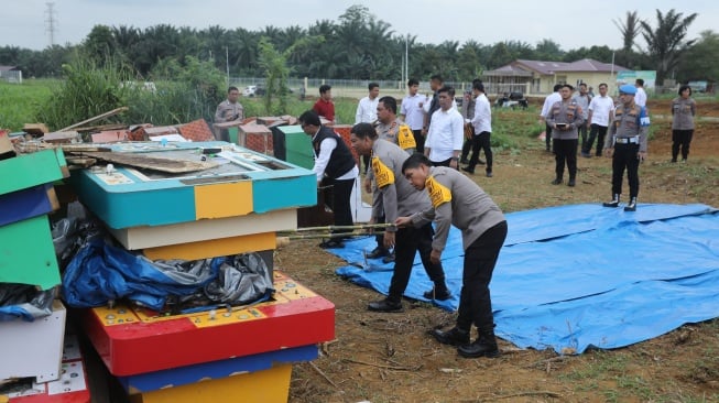 Pemusnahan mesin judi. [Ist]