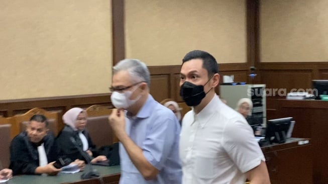 Suami Sandra Dewi, Harvey Moeis dalam sidang pembacaan putusan kasus korupsi PT Timah di Pengadilan Negeri Jakarta Pusat, Senin (23/12/2024) [Suara.com/Adiyoga Priyambodo].