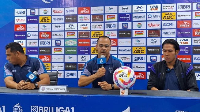 Pelatih Persita, Fabio Lefundes (kiri), usai pertandingan menghadapi Persib. (Suara.com/Rahman)