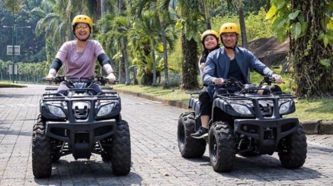 Almira Tunggadewi Yudhoyono mencoba ATV bersama orang tua, AHY dan Annisa Pohan. [Instagram/@annisayudhoyono]