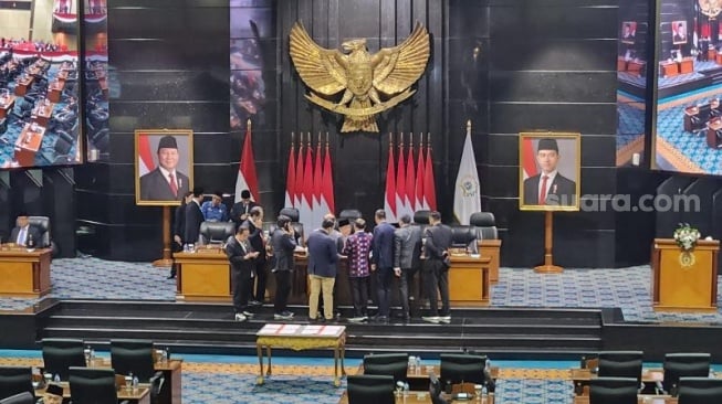 Rapat paripurna DPRD DKI Jakarta pada Senin (22/12/2024) sempat tertunda karena adanya skors yang dilakukan pimpinan dewan. (Suara.com/Fakhri)