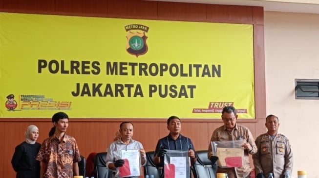 Ayah bayi Muhammad Rauf (dari pojok kiri), Wakil Ketua KPAI Jasra Putra, Kasatreskrim Polres Metro Jakarta Pusat AKBP M. Firdaus, Direktur Utama (Dirut) RS Islam Jakarta Cempaka Putih Jack Pradono Handojo di Mapolres Metro Jakarta Pusat, Selasa (24/12/2024). ANTARA/Siti Nurhaliza.