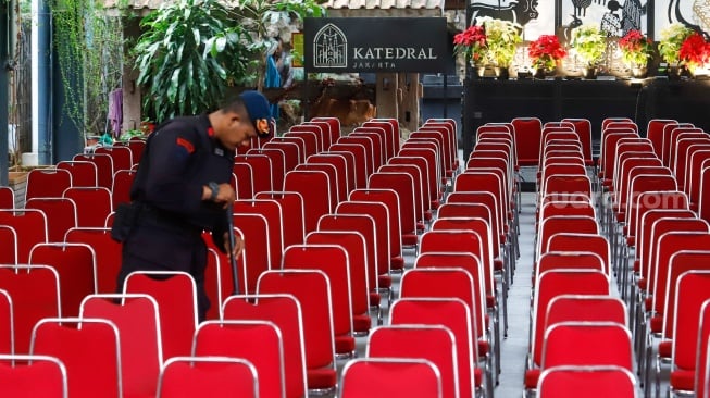 Anggota kepolisian melakukan sterilisasi di Gereja Katedral Jakarta atau Gereja Santa Maria Diangkat Ke Surga menjelang perayaan Hari Raya Natal di Jakarta, Selasa (24/12/2024). [Suara.com/Alfian Winanto]