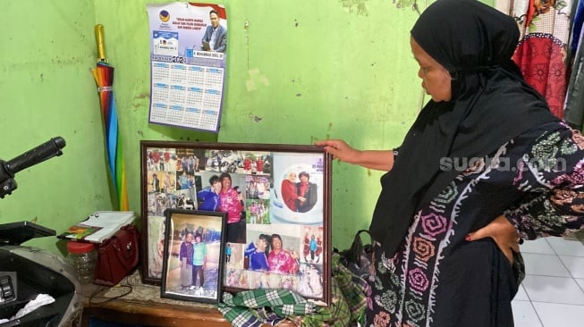 Istri pertama Pak Tarno, Sariyah, ditemui di rumahnya,  kawasan Cilincing, Jakarta Utara, Selasa (24/12/2024) [Suara.com/Tiara Rosana].