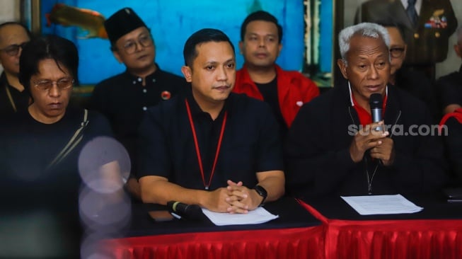 Ketua DPP PDIP Bidang Kehormatan Partai, Komarudin Watubun (kanan), Ketua DPP PDIP Bidang Reformasi Sistem Hukum Nasional, Ronny Talapessy (tengah), serta Wakil Sekretaris Jenderal PDIP Adian Napitupulu (kiri) bersama sejumlah kader lainnya memberikan keterangan di Gedung DPP PDIP, Jakarta, Selasa (24/12/2024). [Suara.com/Alfian Winanto]