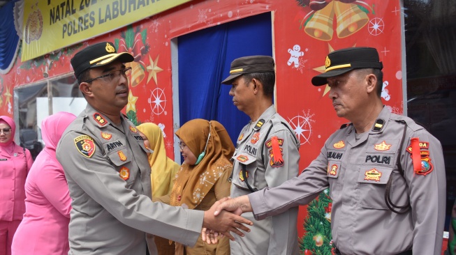 Kapolres Labusel AKBP Arfin Fachreza Tinjau Pospam dan Berikan Bingkisan