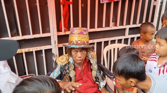 Suasana tempat Pak Tarno berjualan mainan anak-anak dan ikan cupang saat didatangi Ria Ricis di kawasan Warakas, Jakarta, Selasa (24/12/2024). [Suara.com/Adiyoga Priyambodo]