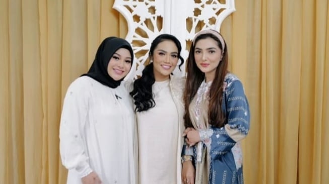 Tak Pajang Foto Geni Faruk Saat Hari Ibu, Sikap Aurel Hermansyah Digunjing