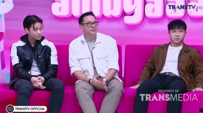 Ari Wibowo dan kedua anaknya,Kenzo dan Marco, di acara TV (YouTube/Trans TV Official)