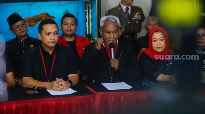 Ketua DPP PDIP Bidang Kehormatan Partai, Komarudin Watubun (tengah), Ketua DPP PDIP Bidang Reformasi Sistem Hukum Nasional, Ronny Talapessy (kiri) bersama sejumlah kader lainnya memberikan keterangan di Gedung DPP PDIP, Jakarta, Selasa (24/12/2024). [Suara.com/Alfian Winanto]