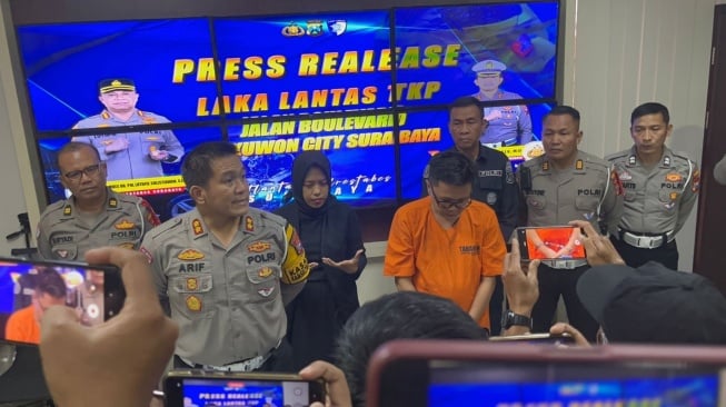 Pelaku Tabrak Lari Surabaya Minta Maaf Sembari Mata Berkaca-Kaca, Polisi: Proses Hukum Lanjut!