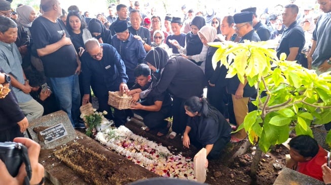 Jenazah Dokter Tim Persib Bandung, Rafi Ghani dimakamkan di Tempat Pemakaman Umum (TPU) Sirnaraga, Kota Bandung, Selasa (24/12/2024) siang. (Suara.com/Rahman)