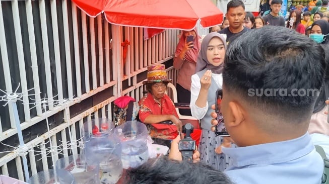 Suasana tempat Pak Tarno berjualan mainan anak-anak dan ikan cupang saat didatangi Ria Ricis di kawasan Warakas, Jakarta, Selasa (24/12/2024). [Suara.com/Adiyoga Priyambodo]