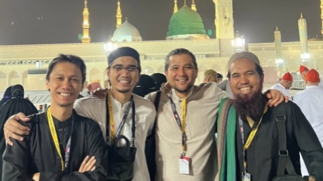 6 Momen Sakti Umrah Bareng Personel Sheila On 7, Penantian 18 Tahun!