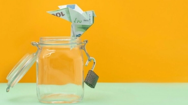 Ilustrasi frugal living dengan menemukan hobi dan hiburan berbiaya rendah yang tetap memberi kepuasan emosional tanpa membebani tabungan