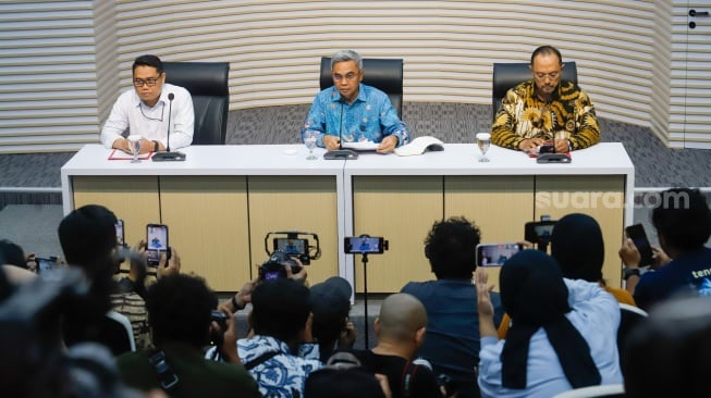 Ketua KPK Setyo Budiyanto (tengah) memberikan pernyataan pers terkait penetapan tersangka Hasto Kristiyanto dalam kasus korupsi Harun Masiku di Gedung Merah Putih KPK, Jakarta, Selasa (24/12/2024). [Suara.com/Alfian Winanto]