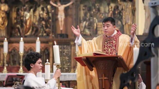 Umat Katolik mengikuti misa keluarga natal di Gereja Katedral, Jakarta, Rabu (25/12/2024). [Suara.com/Alfian Winanto]