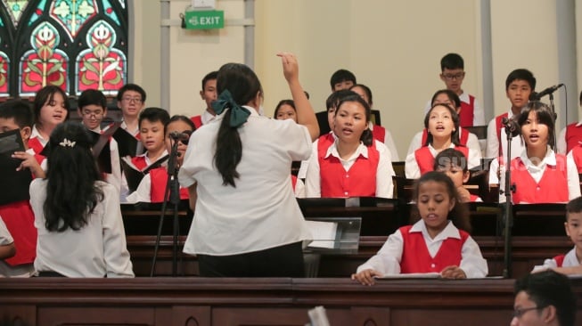 Umat Katolik mengikuti misa keluarga natal di Gereja Katedral, Jakarta, Rabu (25/12/2024). [Suara.com/Alfian Winanto]