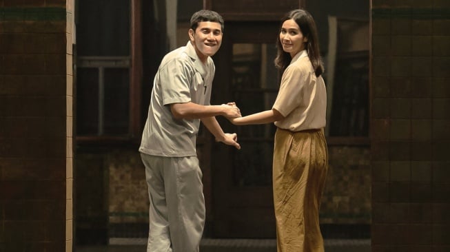 Vino G Bastian dan Marsha Timothy di film 2nd Miracle in Cell No.7. [Falcon Pictures]