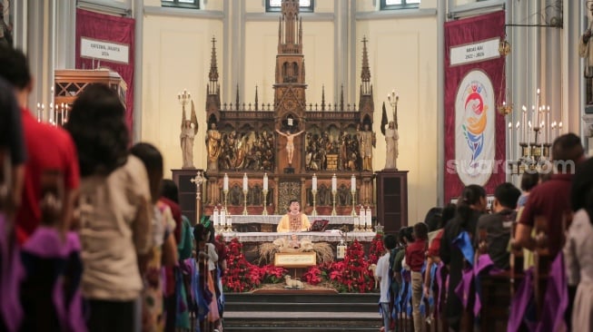 Umat Katolik mengikuti misa keluarga natal di Gereja Katedral, Jakarta, Rabu (25/12/2024). [Suara.com/Alfian Winanto]