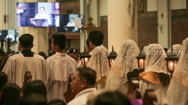 Umat Katolik mengikuti misa keluarga natal di Gereja Katedral, Jakarta, Rabu (25/12/2024). [Suara.com/Alfian Winanto]