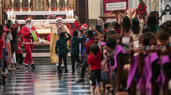 Umat Katolik mengikuti misa keluarga natal di Gereja Katedral, Jakarta, Rabu (25/12/2024). [Suara.com/Alfian Winanto]