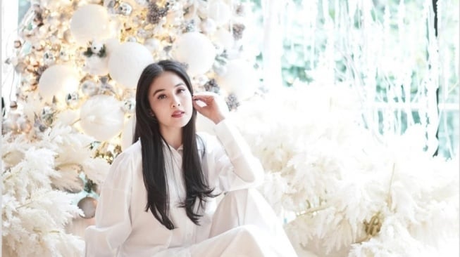 Penampakan Pohon Natal Mewah Sandra Dewi dari Tahun ke Tahun (Instagram)