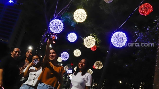 Pejalan kaki melintas di trotoar Jalan Jenderal Sudirman, Jakarta, Rabu (25/12/2024). [Suara.com/Alfian Winanto]