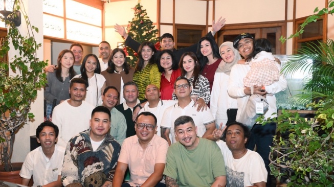 Potret Gading Marten dan Medina Dina di momen Natal. [Instagram/@gadiiing]