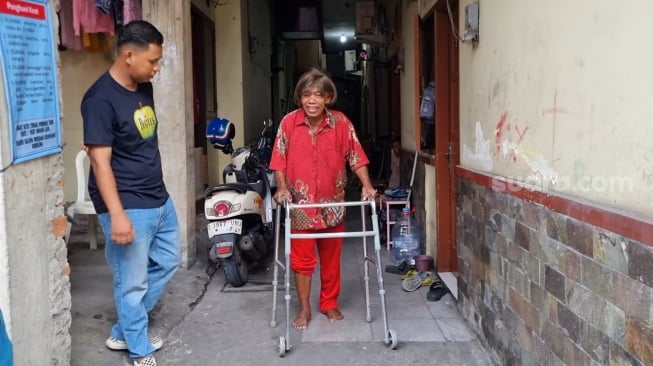 Pak Tarno saat ditemui Suara.com di kediaman sang pesulap di kawasan Warakas, Jakarta, Selasa (24/12/2024). [Suara.com/Adiyoga Priyambodo]