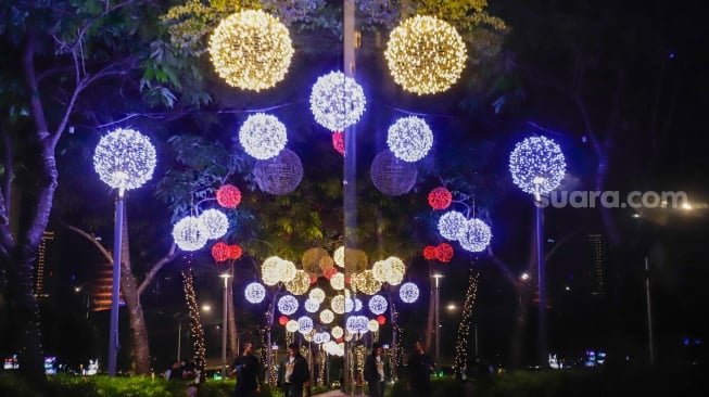 Pejalan kaki melintas di trotoar Jalan Jenderal Sudirman, Jakarta, Rabu (25/12/2024). [Suara.com/Alfian Winanto]