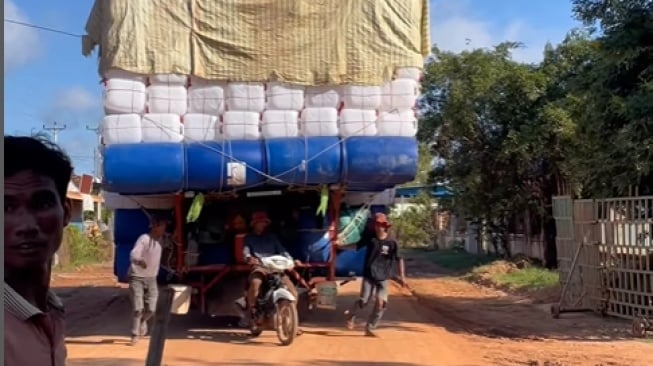 Honda Supra mendadak jadi truk trailer (Instagram)