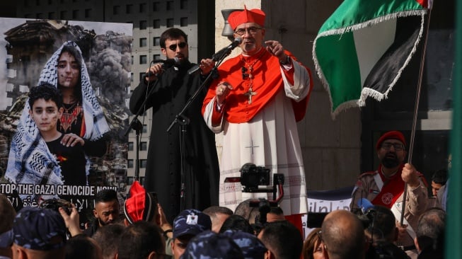 Patriark Latin Yerusalem Pierbattista Pizzaballa menyampaikan pidato di kota Betlehem di Tepi Barat Palestina yang diduduki Israel pada Selasa (24/12/2024). [HAZEM BADER / AFP]