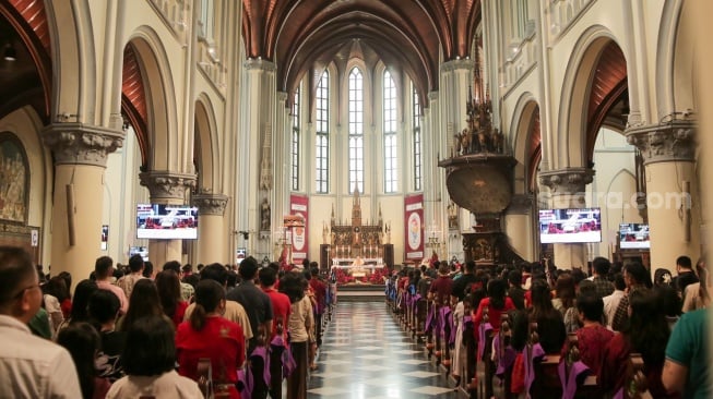 Umat Katolik mengikuti misa keluarga natal di Gereja Katedral, Jakarta, Rabu (25/12/2024). [Suara.com/Alfian Winanto]