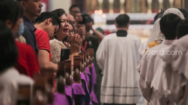 Umat Katolik mengikuti misa keluarga natal di Gereja Katedral, Jakarta, Rabu (25/12/2024). [Suara.com/Alfian Winanto]