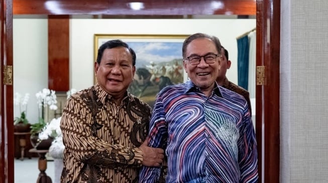 Mayor Teddy Ngaku Prabowo Tak Demam, Warganet: Kok Bisa Sih Beda Omongan sama PM Malaysia?